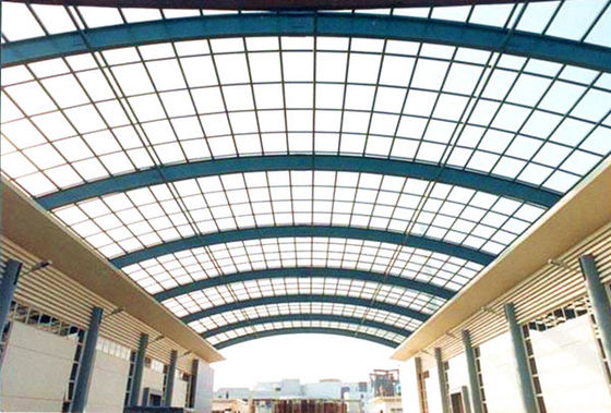 Strutture d'acciaio moderne della costruzione commerciale della struttura d'acciaio del tetto dell'arco che dipingono superficie