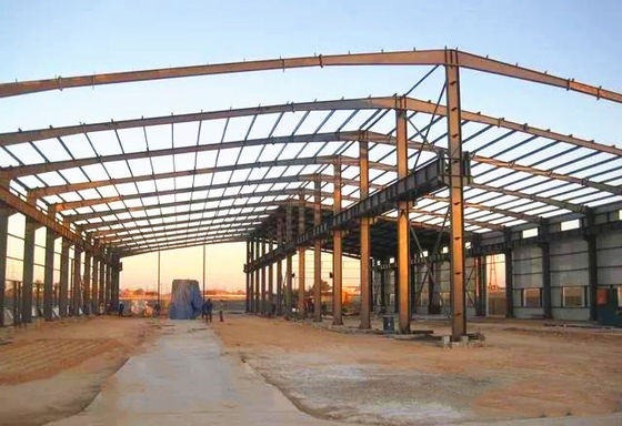 Costruzioni prefabbricate del gruppo di lavoro del grande gruppo di lavoro della struttura d'acciaio con la gru