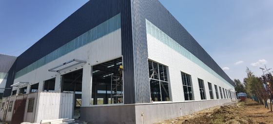 Immagazzino in acciaio prefabbricato con travi a sezione H e finitura galvanizzata