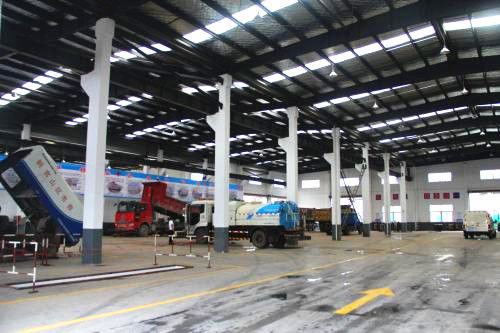 Grandi stabili adibiti a uffici del garage della costruzione della struttura d'acciaio del metallo per manutenzione del veicolo