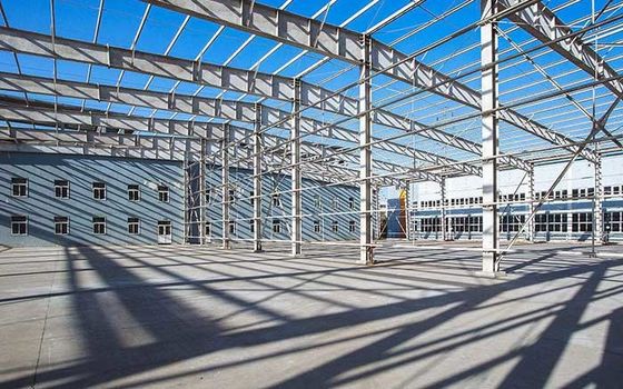 Laboratorio di costruzioni prefabbricate in acciaio con gru aerea