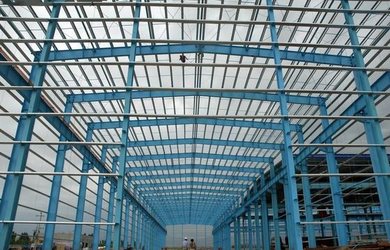Laboratorio di costruzioni prefabbricate in acciaio con gru aerea
