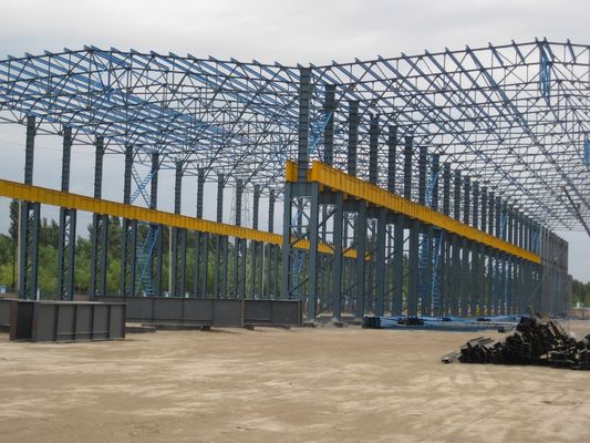 Laboratorio di costruzioni prefabbricate in acciaio con gru aerea
