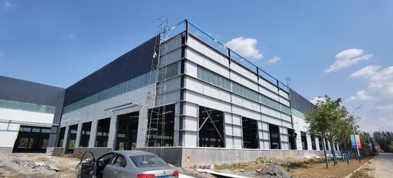 Immagazzino in acciaio prefabbricato con travi a sezione H e finitura galvanizzata