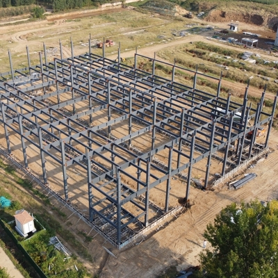 Stoccaggio di strutture in acciaio prefabbricato con travi H e perline C/Z