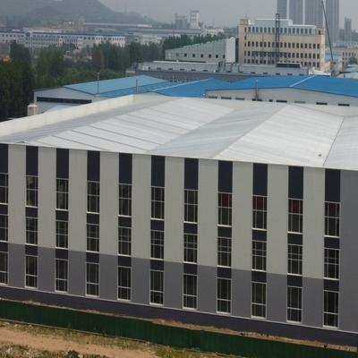 Edificio con struttura in acciaio prefabbricato con superficie verniciata