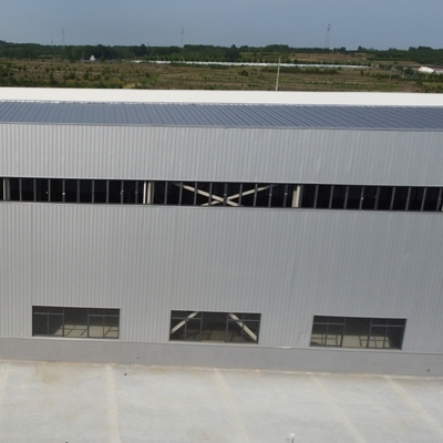 Officina prefabbricata con struttura in acciaio per lo stoccaggio di alimenti surgelati
