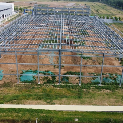 Magazzino in acciaio prefabbricato 150m x 40m con pannelli sandwich in lana di vetro