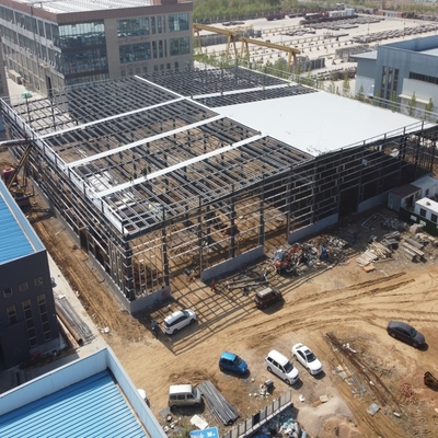 Magazzino Prefabbricato in Acciaio Strutturale 133m x 67m con Pannelli in Lana di Vetro