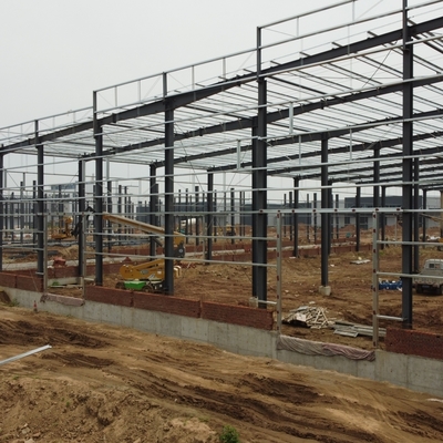 Stoccaggio di strutture in acciaio prefabbricate per parchi logistici