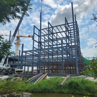 Officina Prefabbricata con Struttura in Acciaio, Uffici e Pavimento con Rivestimento Epossidico