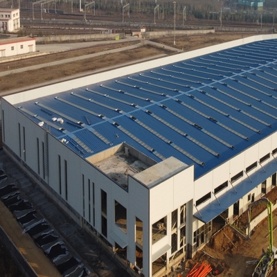 Officina con struttura in acciaio industriale e pannelli sandwich in PU