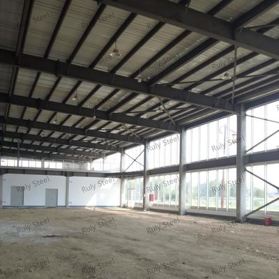 Struttura in acciaio prefabbricata per hangar con isolamento in pannelli sandwich per celle frigorifere