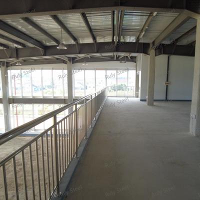 Magazzino multifunzione in struttura d'acciaio con soppalco per showroom e uffici
