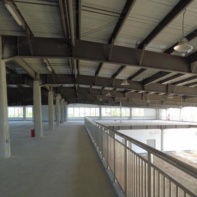 Magazzino multifunzione in struttura d'acciaio con soppalco per showroom e uffici