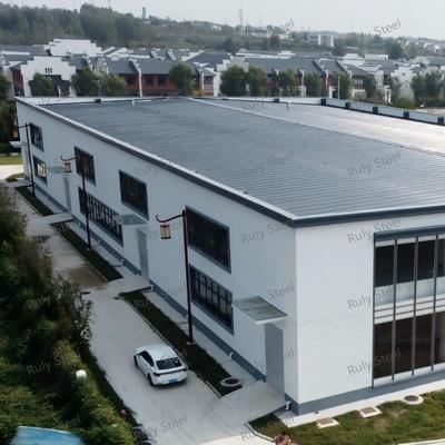 Magazzino multifunzione in struttura d'acciaio con soppalco per showroom e uffici