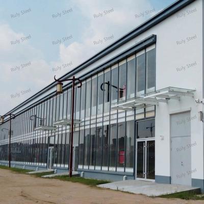 Magazzino multifunzione in struttura d'acciaio con soppalco per showroom e uffici