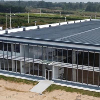 Magazzino multifunzione in struttura d'acciaio con soppalco per showroom e uffici