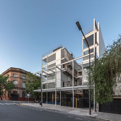 Edifici di appartamenti con struttura in acciaio moderna, abitazioni prefabbricate durevoli per la vita urbana