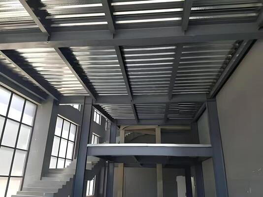 Moderno edificio per uffici in acciaio a più piani