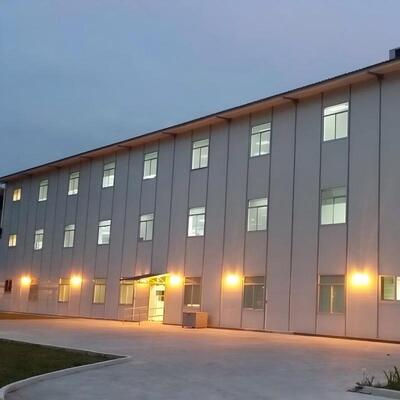 Edificio per uffici prefabbricato con struttura in acciaio a più piani di design alla moda