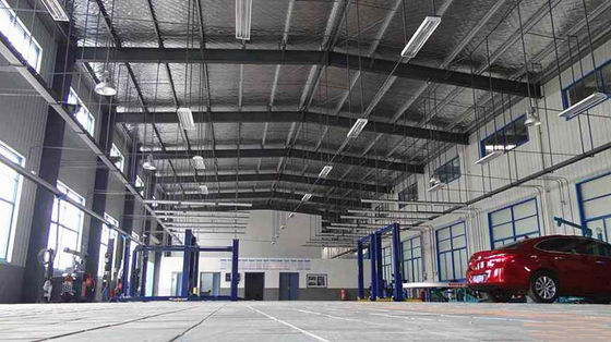 Metal la costruzione di edifici d'acciaio del garage della struttura con la parete/tetto d'acciaio dello strato del rivestimento