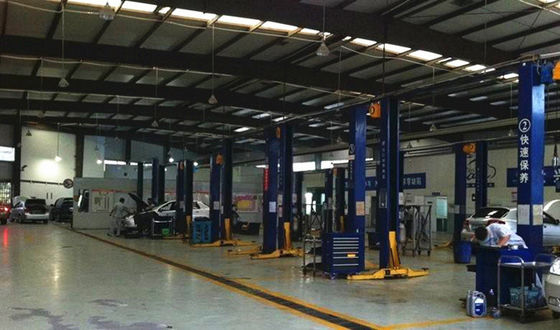 Metal la costruzione di edifici d'acciaio del garage della struttura con la parete/tetto d'acciaio dello strato del rivestimento