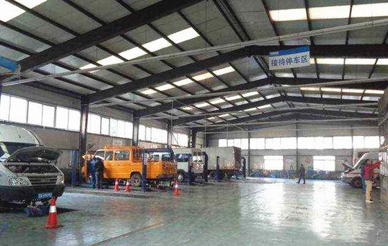 Metal la costruzione di edifici d'acciaio del garage della struttura con la parete/tetto d'acciaio dello strato del rivestimento