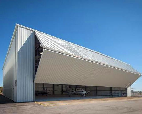 Struttura in acciaio di hangar aereo temporaneo con porta sollevata